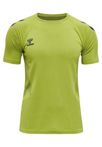Limoengroen sportshirt met korte mouwen, voorzien van een zwart hummel-logo op de borst en zwarte chevronaccenten op de schouders, met een aansluitende pasvorm.