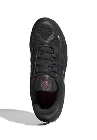 Scarpa da atletica nera con tomaia in rete, caratterizzata da accenti grigi, design a tre strisce, colletto imbottito e suola texturizzata.