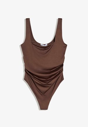 Costume intero marrone senza maniche con scollo rotondo e leggero arricciatura laterale, disteso su uno sfondo bianco.