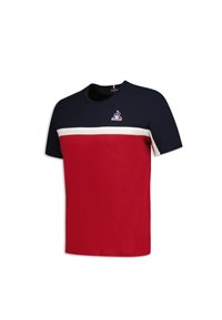 T-shirt med kort ärm i bomull, med en röd kropp, marinblå axlar, vit rand och en logotyp på bröstet.