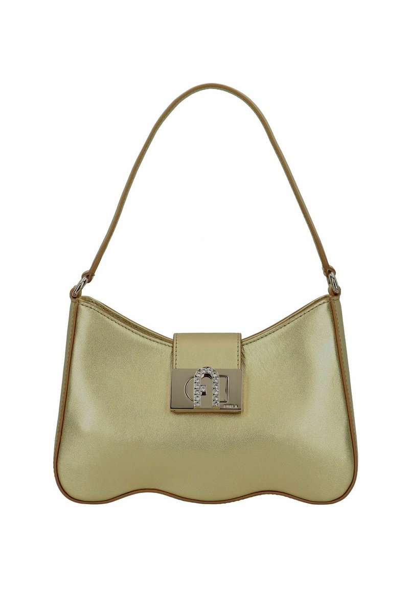Bolso metálico dorado con un diseño curvado, superficie suave y un cierre de logo plateado. Cuenta con una sola correa para el hombro y bordes ondulados.
