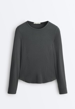 Tmavosivý priliehavý top s dlhým rukávom a okrúhlym výstrihom s viditeľnými švovými detailmi vpredu a po stranách, položený na bielom pozadí.