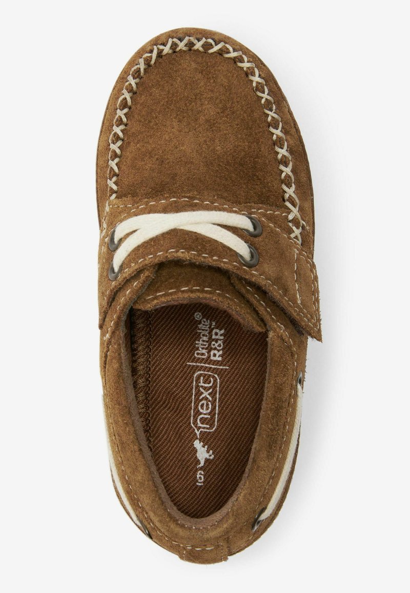 Chaussure en suède marron pour tout-petit avec des lacets blancs et un cousu de style mocassin autour de l'orteil, vue de dessus.