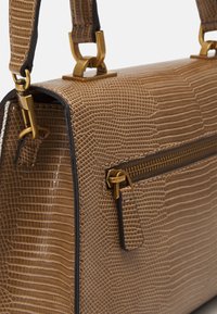 Guess SESTRI HANDLE FLAP - Rankinė - beige multi