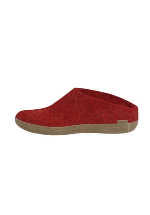 Rode wollen instapsloffen met een beige zool, lage achterkant en een klein zijlabel met merknaam.