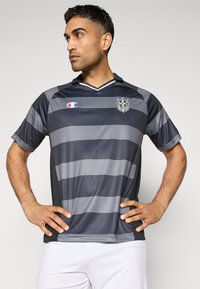 Grijs en zwart gestreepte voetbaltop met een V-hals, korte mouwen en logodetails. Gemaakt van een lichtgewicht, glad materiaal.