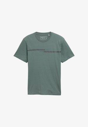 Zöld pamut póló kerek nyakkal, rövid ujjakkal, középen pedig egy grafikus nyomattal, amelyen a "DENIM EST. 2007" sötétszürke színben látható.