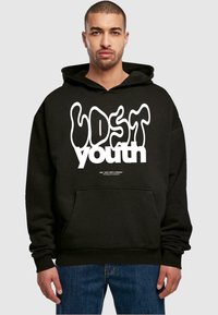 Felpa nera con cappuccio realizzata in misto cotone, caratterizzata da una grande grafica bianca "LOST youth" e tasca frontale. Vestibilità rilassata con cappuccio regolabile.