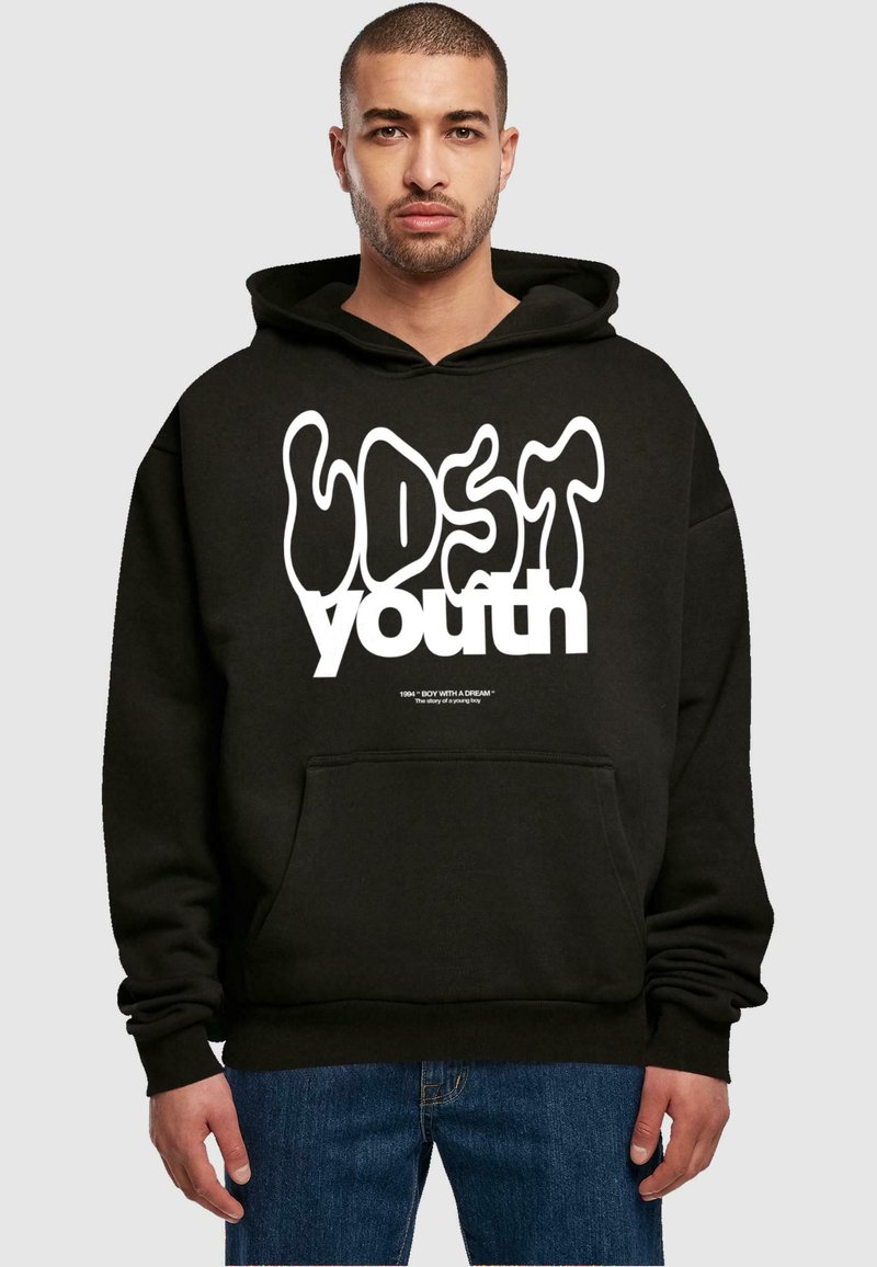 Felpa nera con cappuccio realizzata in misto cotone, caratterizzata da una grande grafica bianca "LOST youth" e tasca frontale. Vestibilità rilassata con cappuccio regolabile.