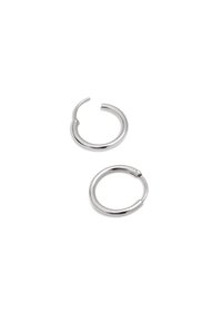 Pendientes de aro de plata, con un acabado pulido, diseño circular delgado y cierre sin costuras. Un pendiente presenta una abertura.