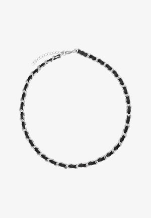 Choker in pelle intrecciata nera con anelli metallici argentati alternati e una chiusura metallica regolabile con estensione a catena per l'aggiustamento della taglia.