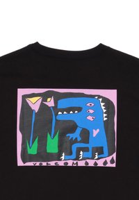 Camiseta negra con un diseño gráfico colorido de un dinosaurio azul con acentos rosas y flores verdes en un marco rosa en la parte posterior.