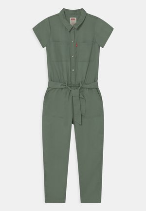 Combinaison vert olive à manches courtes avec boutons sur le devant, deux poches poitrine, ceinture à nouer à la taille et poches latérales.