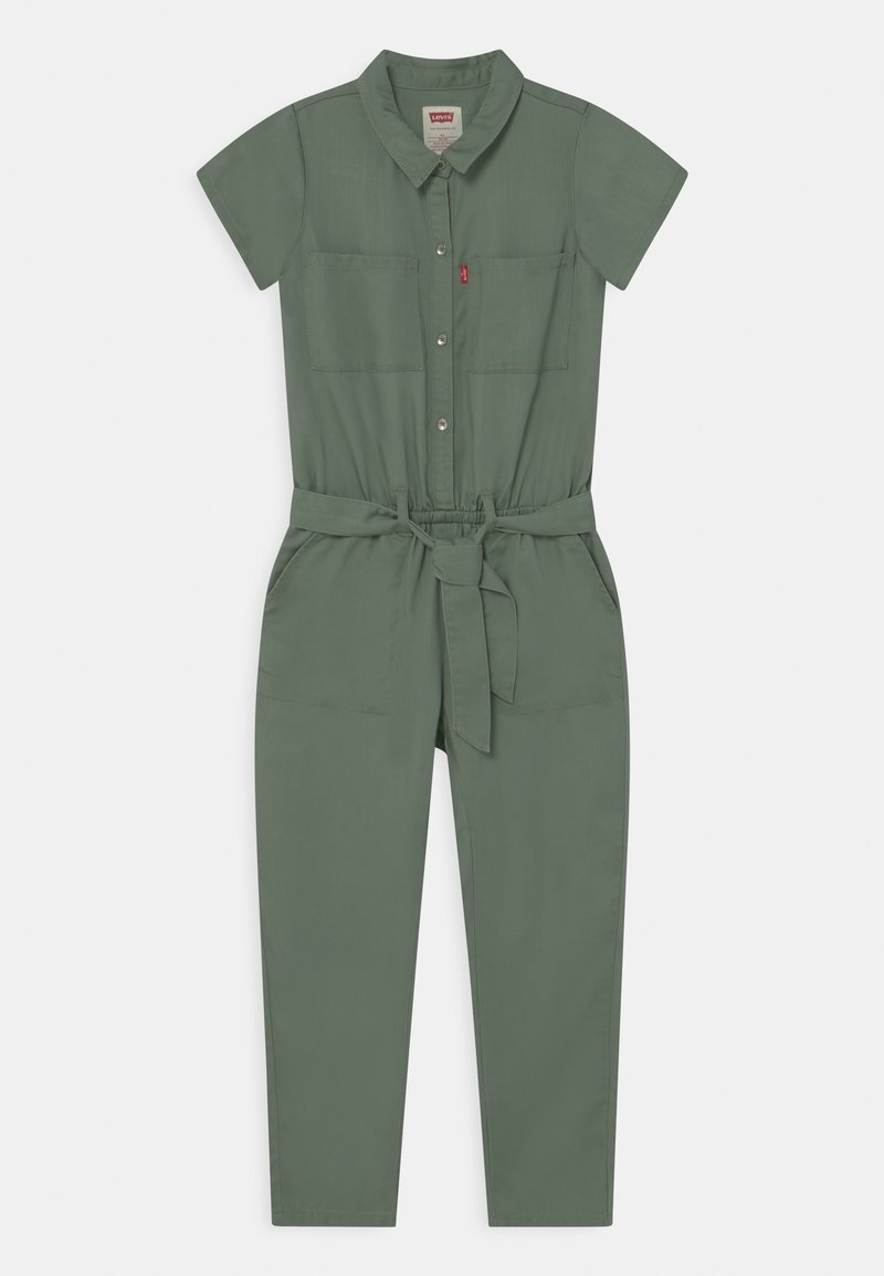 Combinaison vert olive à manches courtes avec boutons sur le devant, deux poches poitrine, ceinture à nouer à la taille et poches latérales.