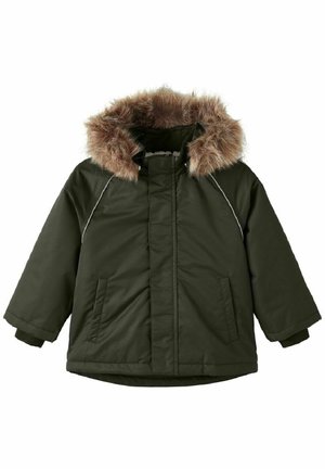 Parka olive verte avec capuche en fausse fourrure, deux poches avant et détail de fermeture éclair argenté le long des épaules. Matériau léger.