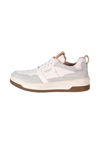 Sneaker bianco e grigio chiaro con tomaia testurizzata, caratterizzato da una punta rotonda, lacci bianchi e una suola in gomma marrone. Include il logo del marchio.