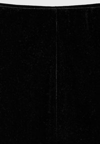 Tessuto in velluto nero con una texture liscia, caratterizzato da una cucitura centrale lungo la schiena. La superficie ha una leggera lucentezza.