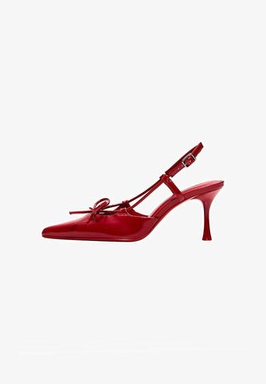 Escarpin à talon haut en cuir verni rouge avec bout pointu, détail nœud décoratif et bride de cheville ajustable. Design élégant avec talon stiletto.