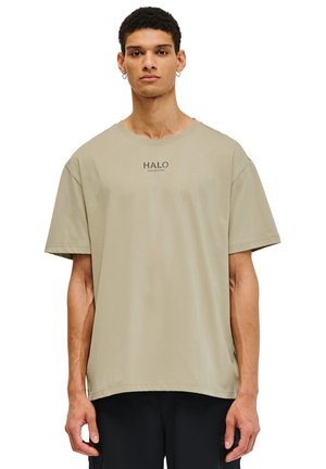 Lys olivengrøn T-shirt med korte ærmer i blødt materiale med rund halsudskæring og et lille sort "HALO" logo på brystet.