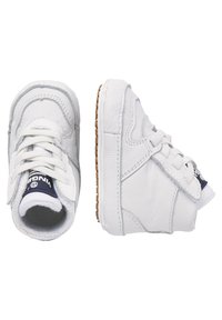 Witte leren hoge sneakers met grijze accenten, voorzien van veters, een gewatteerde kraag en een gestructureerde gumrubberen zool.