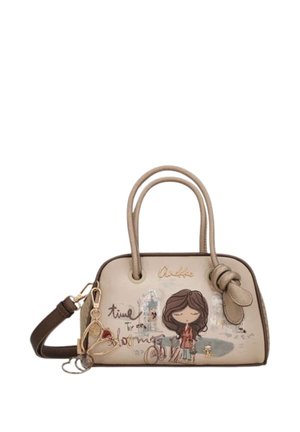 Piccola borsa beige con manici marrone chiaro, che presenta un'illustrazione di una ragazza dei cartoni animati, un gatto, il testo "time to bloom" e ciondoli decorativi allegati.