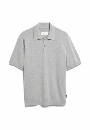 Lichtgrijs poloshirt met korte mouwen, twee knopen, een kraag en een klein geborduurd logo op de linkerborst, plat gelegd op een witte achtergrond.