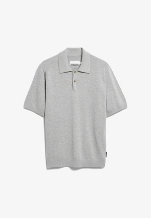 Lichtgrijs poloshirt met korte mouwen, twee knopen, een kraag en een klein geborduurd logo op de linkerborst, plat gelegd op een witte achtergrond.