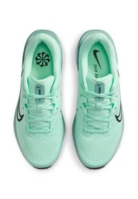 Mintgroene sportschoenen met een lichtgewicht mesh bovenkant, zwarte accenten, vetersluiting en een gestructureerde zool voor grip.