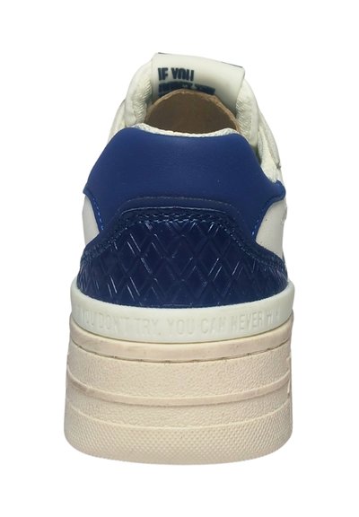 Weißer Sneaker mit einer blauen Leder-Fersenkappe, strukturiertem blauen Akzent und einer beigefarbenen Gummisohle. Text "WENN DU ES NICHT PROBIERST, KANNST DU NIE GEWINNEN" auf der Ferse.