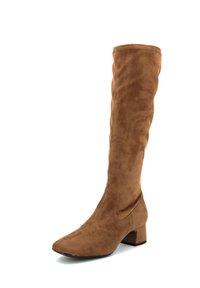 Stivali al ginocchio in suede marrone con punta affusolata, tacco basso a blocco e texture liscia. Presentano dettagli cuciti lungo il lato.