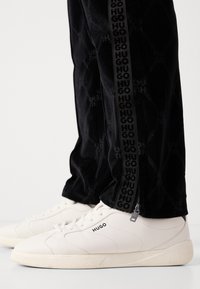 HUGO DISLACO - Pantalon de survêtement - black