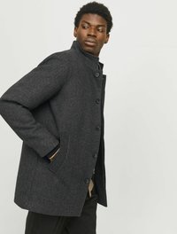Manteau en mélange de laine gris foncé avec un motif en chevrons, col montant, fermeture à boutons et poches latérales, offrant une silhouette ajustée.