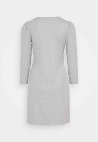 Robe grise côtelée à manches trois-quarts, silhouette ajustée et encolure ronde. La texture du tissu est douce et extensible, avec des détails subtils.