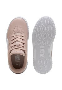 Scarpe da ginnastica rosa chiaro con superficie testurizzata, punta tonda, suola in gomma bianca e chiusura con lacci. Presentano perforazioni sulla tomaia.