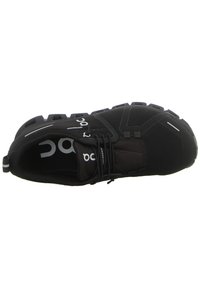 Schwarzer Sportschuh mit texturiertem Obermaterial, Gummisohle und Schnürsenkeln. Verfügt über ausgeprägtes Profil und reflektierende Akzente. Markenlogo sichtbar.