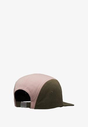 Casquette avec une couronne rose et une visière et arrière vert olive. Dote de panneaux cousus et de trous de ventilation. Sangle ajustable à l'arrière.