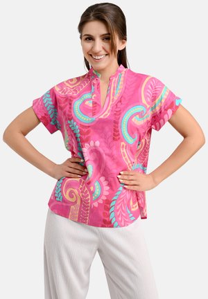 Kurzärmlige, rosa Bluse mit lebhaften, bunten Mustern von Blättern und Wirbeln, mit einem Stehkragen und weichem, leichtem Stoff.