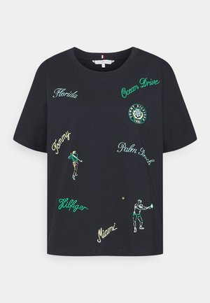 Musta puuvillainen t-paita, jossa värikästä kirjontaa teksteistä sekä golf- ja tennishahmoista, mukaan lukien paikkoja kuten Florida ja Miami.