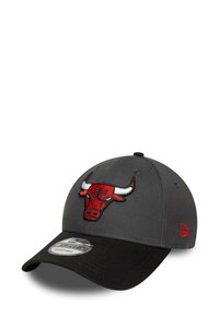 Gorra de béisbol gris con visor negro, que presenta un logotipo bordado en rojo de los Chicago Bulls en la parte frontal y un logotipo de New Era en el lateral.