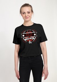 Czarna bawełniana koszulka z graficznym wzorem w czerwono-białe akcenty, przedstawiająca słowo "ROGUE" oraz symbole związane z grami.