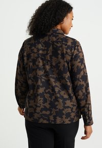 WE Fashion CURVE - Camicia - brown