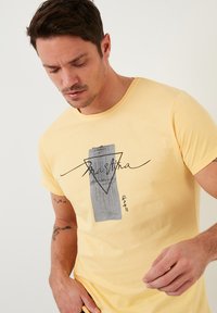 Buratti CREW NECK MARTİNA - Apdrukāts T-krekls - yellow
