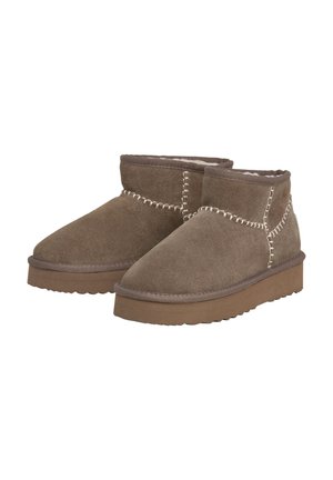 Stivaletti in suede marrone con punta arrotondata, dettagli cuciti e suola in gomma testurizzata. Interno foderato per il calore.