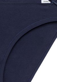 Granatowe bawełniane majtki bikini z gładką fakturą, elastycznym pasem i starannie zszytymi krawędziami, bez wzorów ani akcentów.