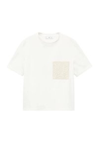 T-shirt blanc à manches courtes avec une poche en patch beige texturée sur le côté gauche. Doté d'un col rond et d'une coupe décontractée.