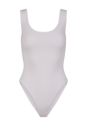 Maillot de bain une pièce blanc avec de larges bretelles, encolure ronde et ouvertures de jambe très montantes. Texture lisse, design sans couture, détails minimaux.