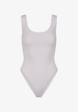 Weißer einteiliger Badeanzug mit breiten Schulterträgern, rundem Ausschnitt und hochgeschnittenen Beinausschnitten. Glatte Textur, nahtloses Design, minimale Details.