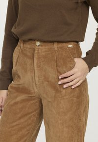 Lee Cooper JOLINA - Pantalon classique - camel