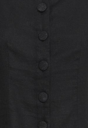 Juodas audinys iš arti, centre vertikaliai išdėstyti šeši uždengti mygtukai.