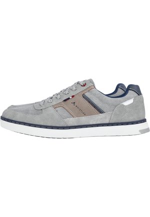 Sneaker en suède gris avec un accent bleu et beige, lacets ronds et semelle en caoutchouc blanc avec des détails texturés. Logo sur le côté visible.